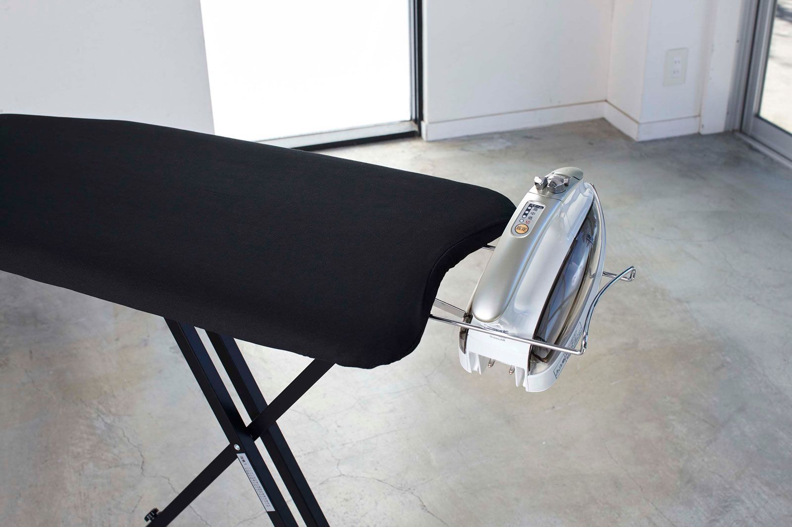 軽量スタンド式アイロン台 ブラック