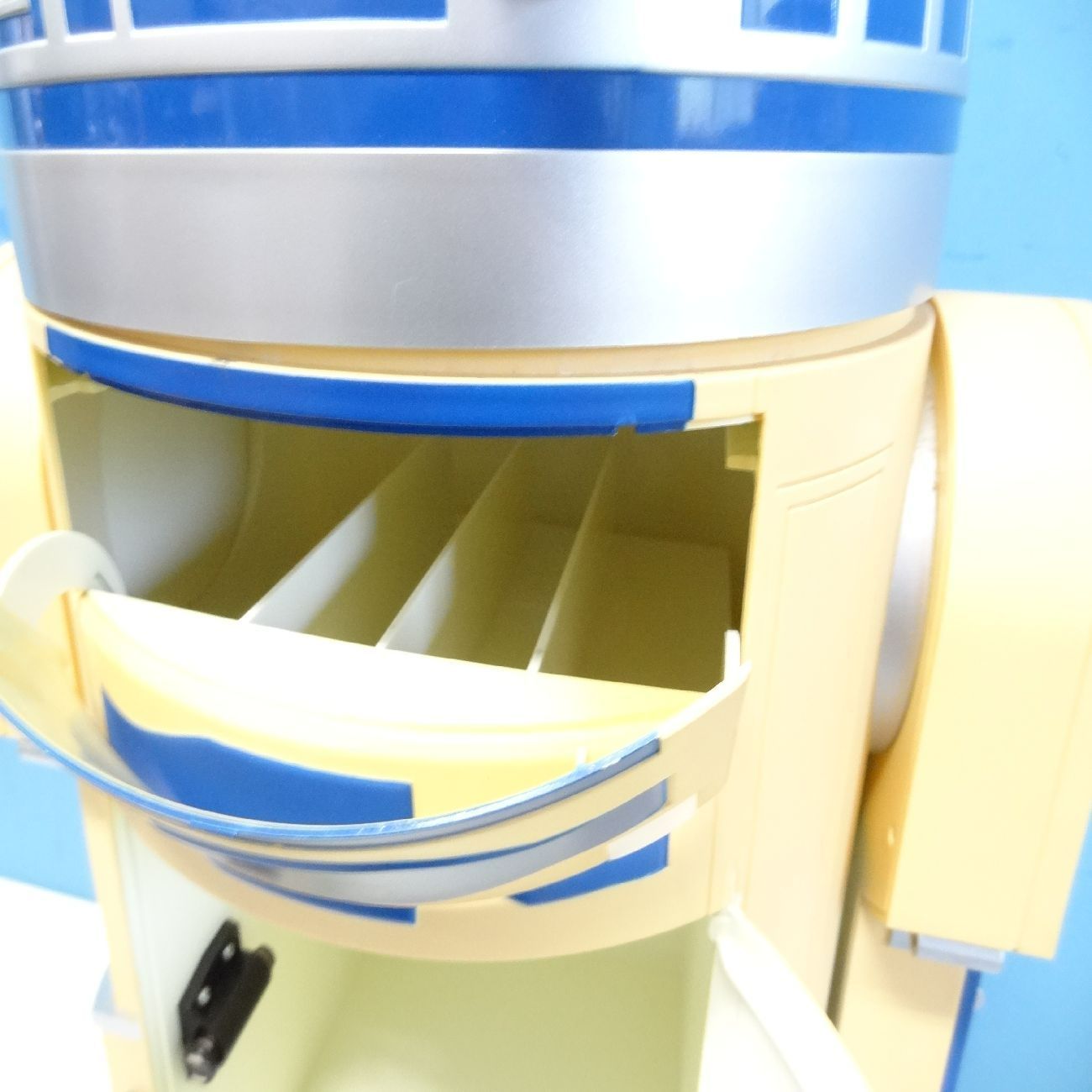 R2-D2 DVDプレイヤー スターウォーズ サークルKサンクス 当選品 非売品 プレーヤー欠品 ライトセーバー型リモコンカバー有 ディスプレイ  高さ70㎝ 横46㎝ 現状 - メルカリ