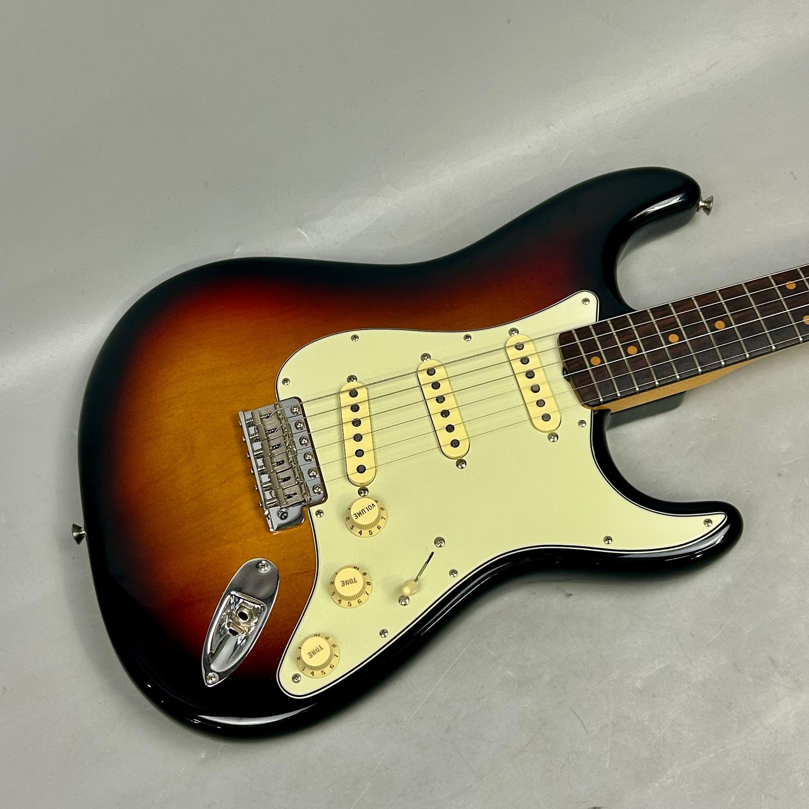 Fender American Vintage II 1961 Stratocaster 3-Color Sunburst 2022