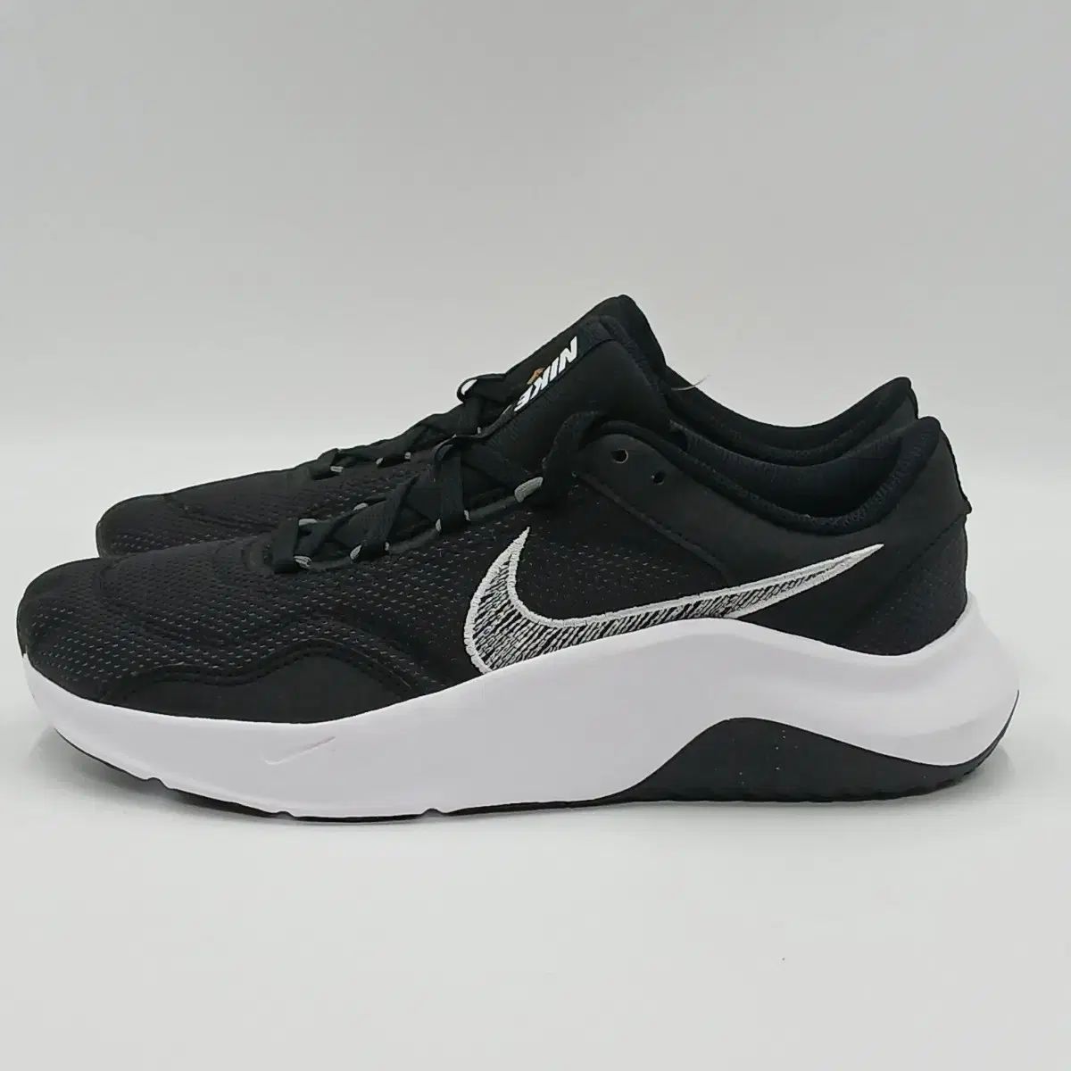 ナイキ 黒 メンズ ランニングスニーカー