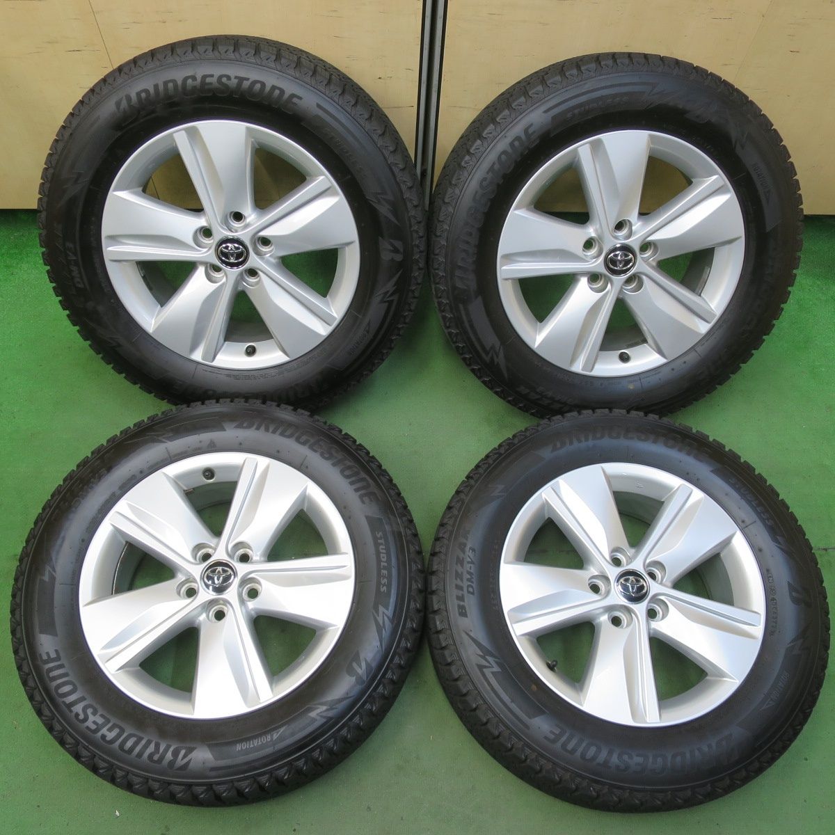 バリ溝 23年 キレイ 9.5分 トヨタ 60系 ハリアー 純正 225 65R17 スタッドレス ブリヂストン ブリザック DM-V3 17インチ PCD114.3 5H 5100406イス