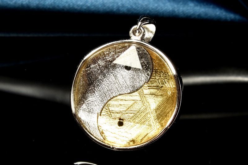 スウェーデン産シルバー925 ギベオン メテオライト隕石 18mm シルバー ゴールドコーティング 陰陽太 図 ペンダントトップ 1個売り パワーストーン 天然石 _PRG2358-1