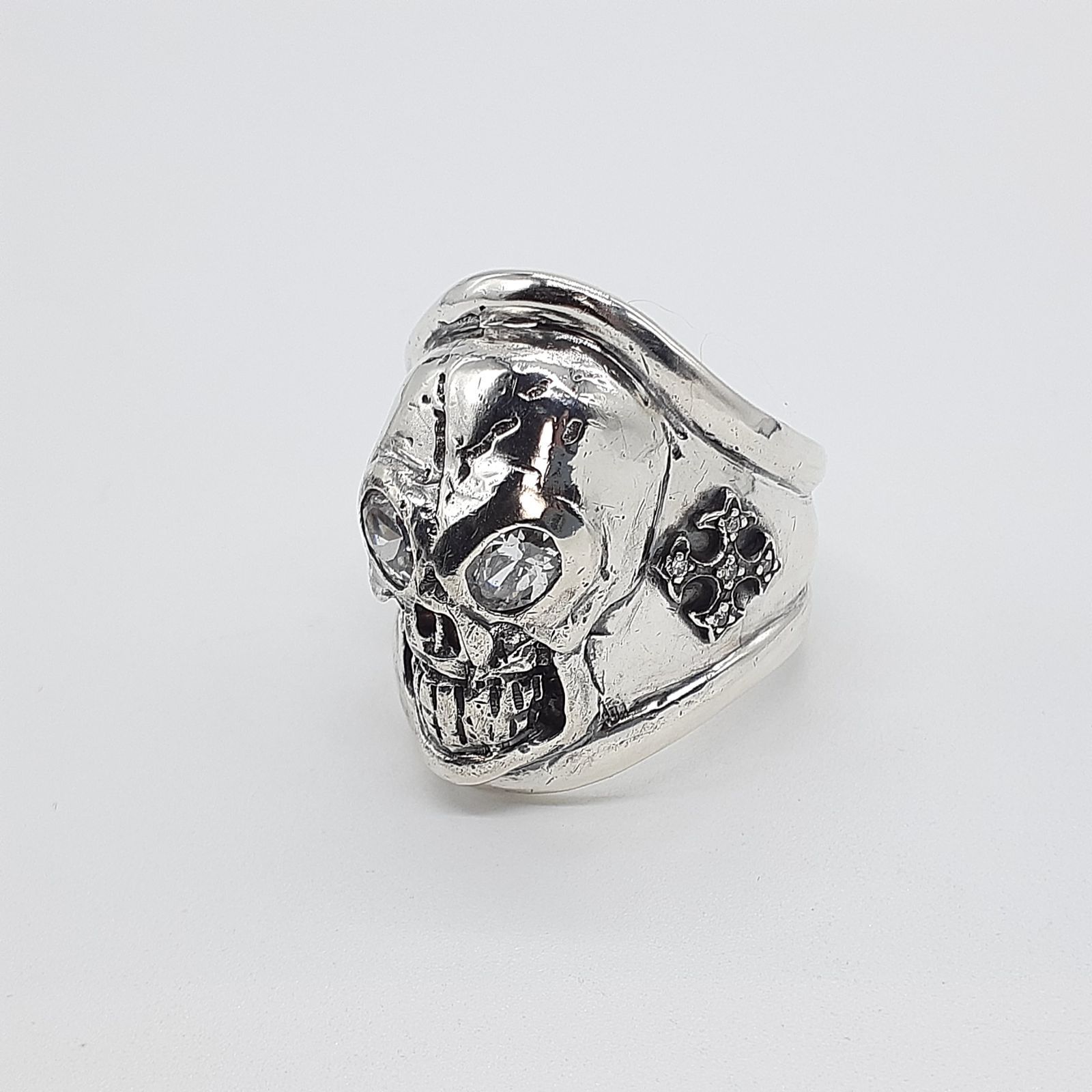 ローリーロドキン スカルリング FLAT PAVE SKULL-CROSSED BONES RING / Silver / Black Zirconia