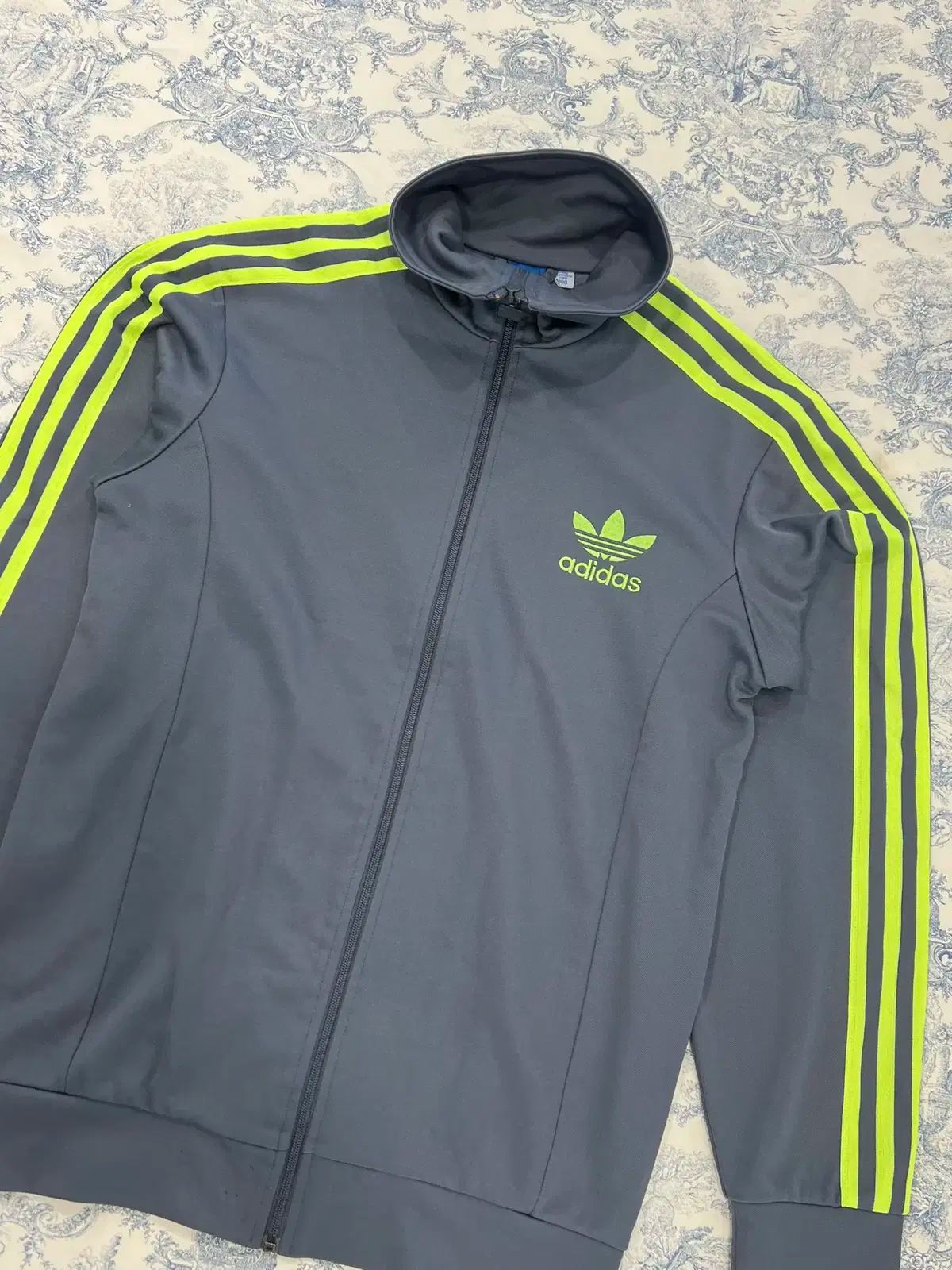 アディダス グリーン蛍光 ジャージ