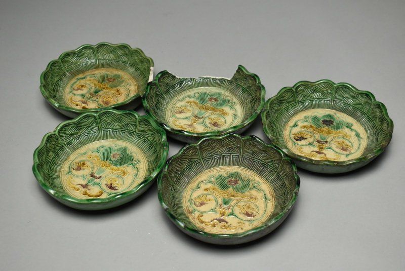 魚の浮彫り緑色陶器皿 魚の浮彫り緑色陶器皿 魚と波の彫刻 金属製皿 直径約