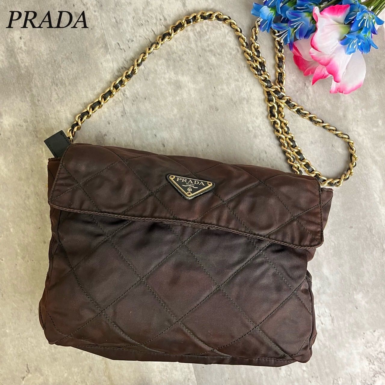 ✨良品✨ PRADA プラダ ショルダーバッグ トートバッグ 三角ロゴ キルティング フラップ ゴールドチェーン ロゴ型押し 総柄 プレート 白タグ  テスートナイロン 肩掛け 斜め掛け ブラウン 茶色 - メルカリ