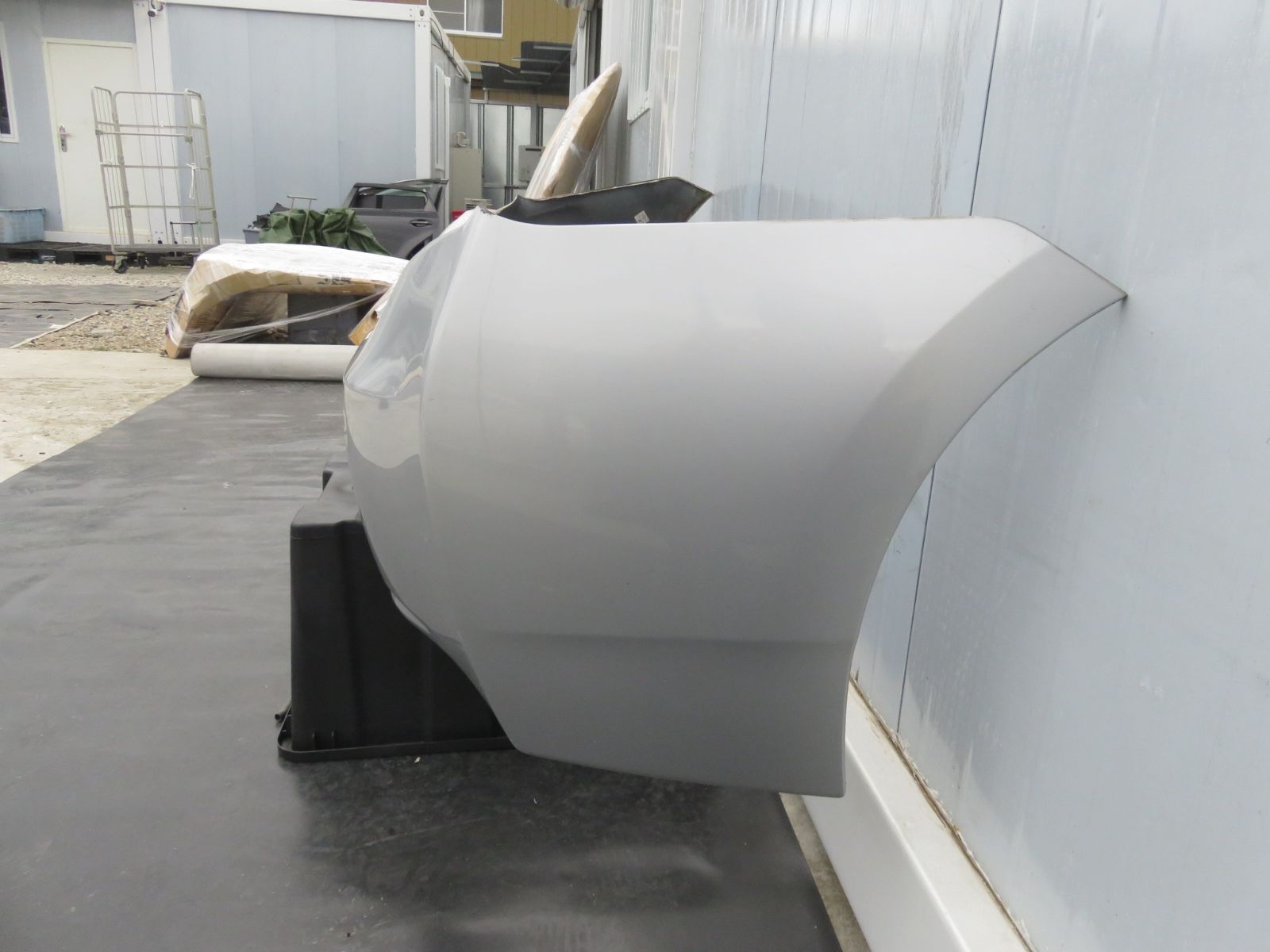 SFC2331 プリウス30系 ZVW30 ZVW35 後期 純正 リアバンパー リヤバンパー 1F7 シルバー