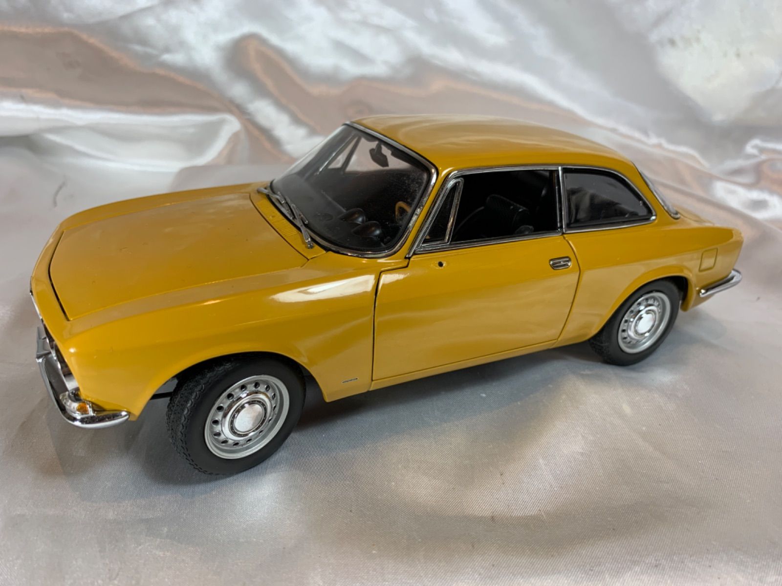 値下げしました☆162.AUTOart Alfa Romeo 1750 1/18 アルファロメオ イエロー ミニカー オブジェ - メルカリ