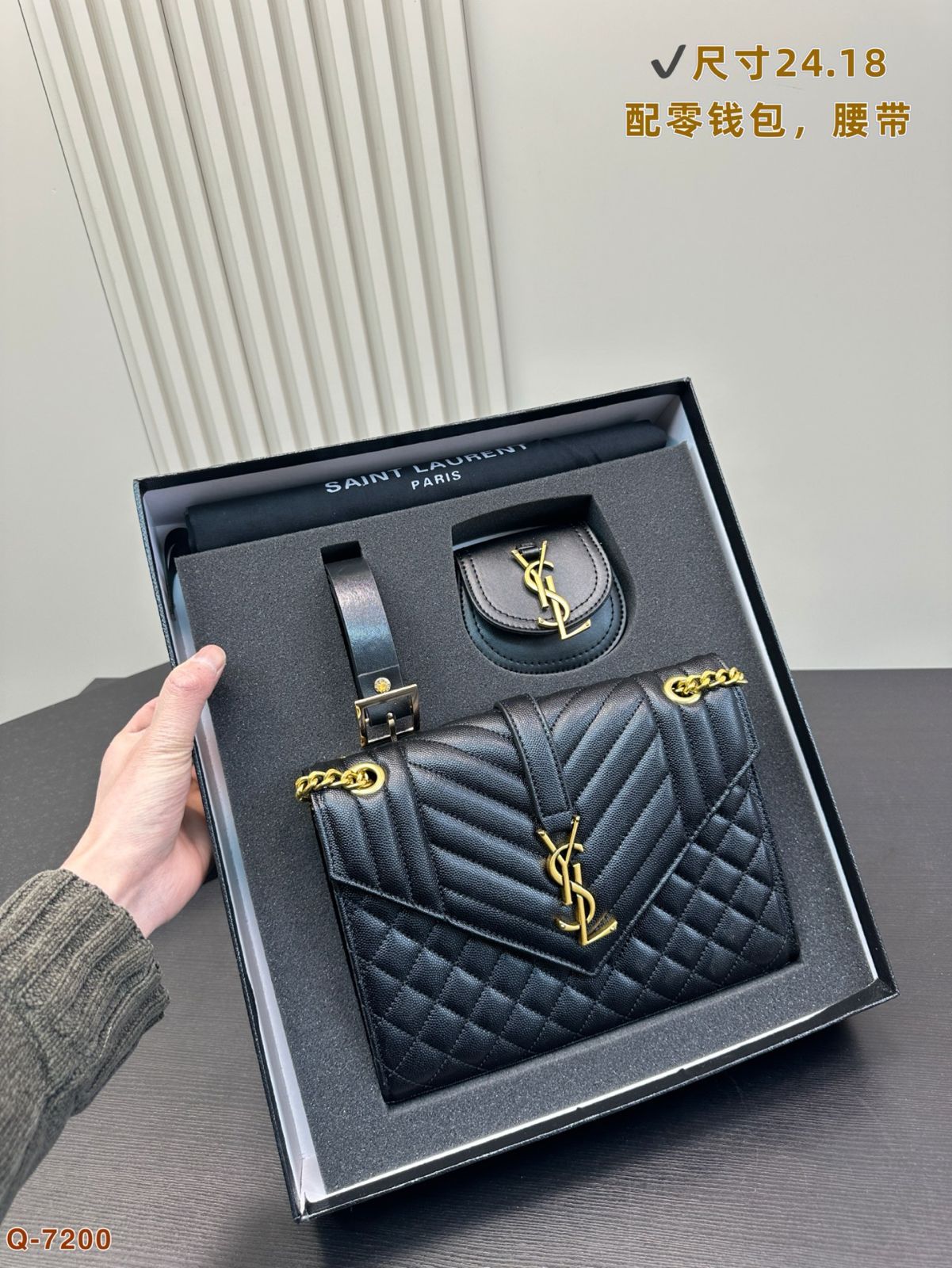 新品 DISNEY COACH コーナー ジップ ポーチ ミッキー ポーチ