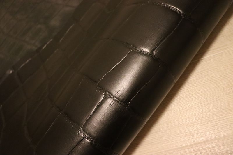 ブラック 142ds ヌメ革 ショルダーレザー 牛革 イタリア レザー クロコ型押し はぎれ 一枚革 レザークラフト 革 皮 本革 diy 生地 材料