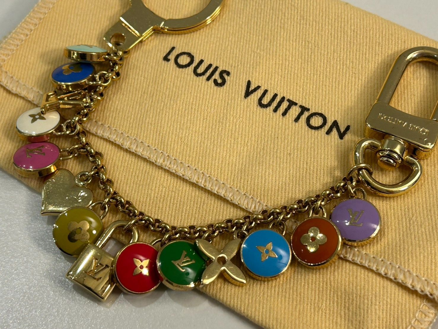 ルイヴィトン ポルトクレシェンヌ パスティーユ チャーム パステル