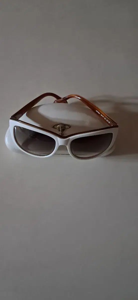 Vivienne Westwood(ヴィヴィアンウエストウッド) 白 サングラス