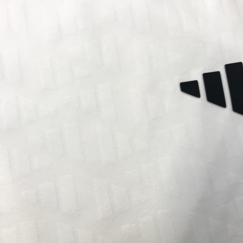 サイズ：2XL ADIDAS GOLF アディダスゴルフ IN9059 2024年モデル ハイネック 半袖Tシャツ ロゴ 総柄 ホワイト系 [240101456156] ゴルフウェア メンズ ストスト サイズ：2XL ADIDAS GOLF アディダスゴルフ IN9059 2024年モデル