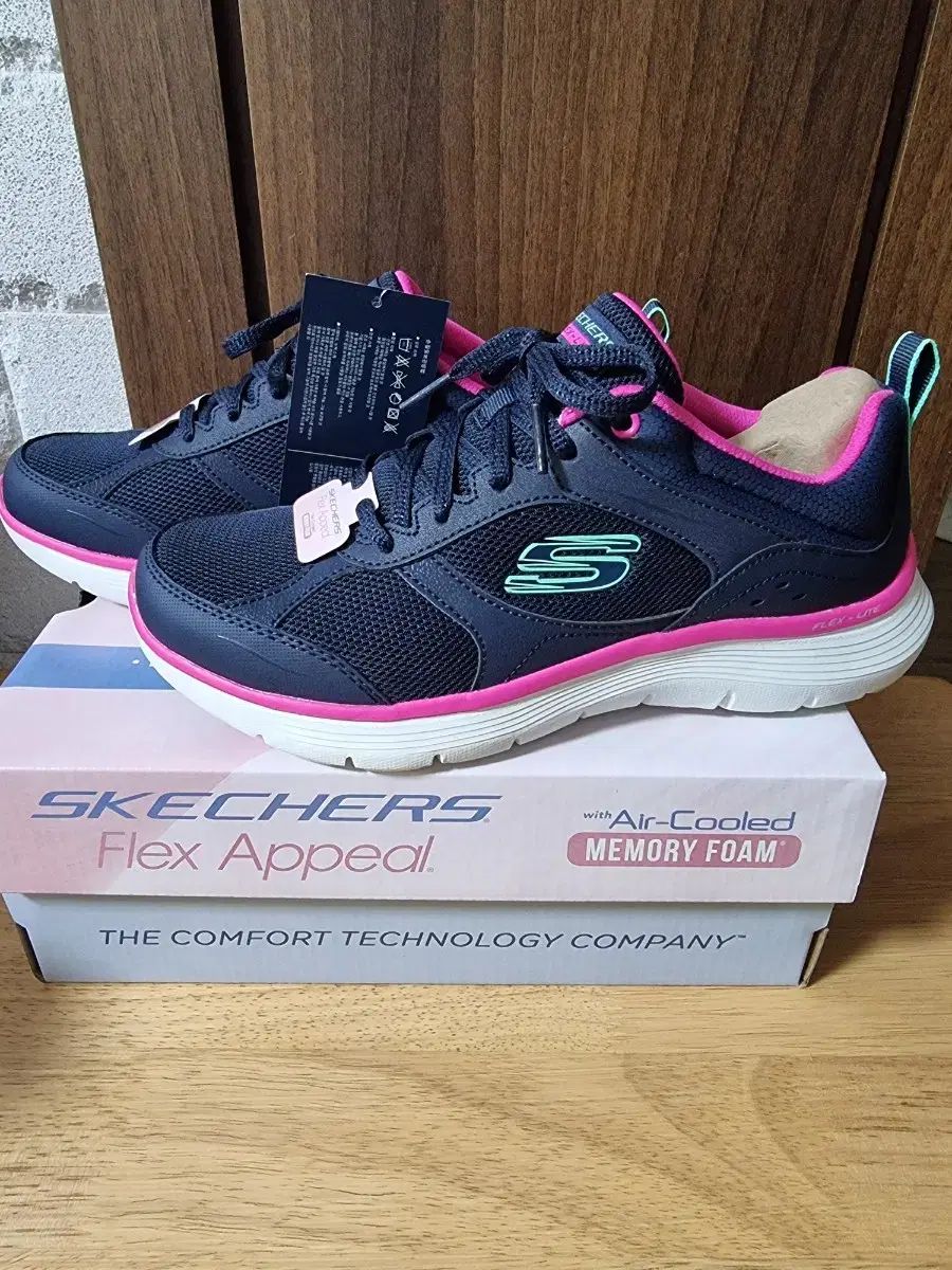 SKECHERS