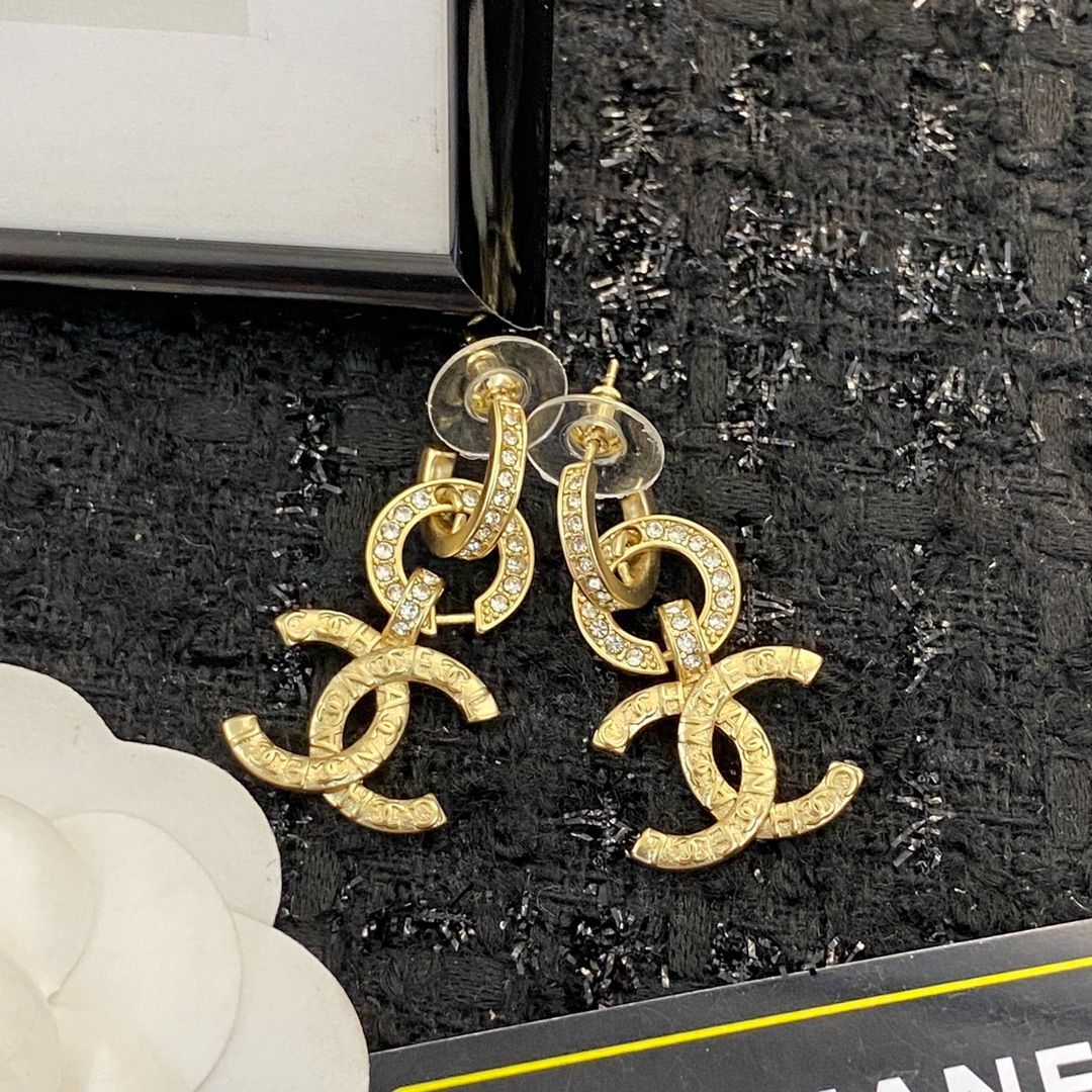 CHANEL】シャネル 新品 ゴールド＆クリスタル ダブルC ロゴ ピアス 華やかさと上品さが融合したエレガントなデザイン - メルカリ