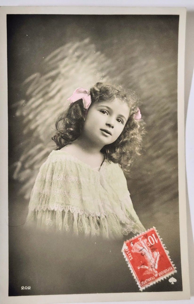 アンティークポストカード ピンクリボンの愛くるしい少女 ブランデージ