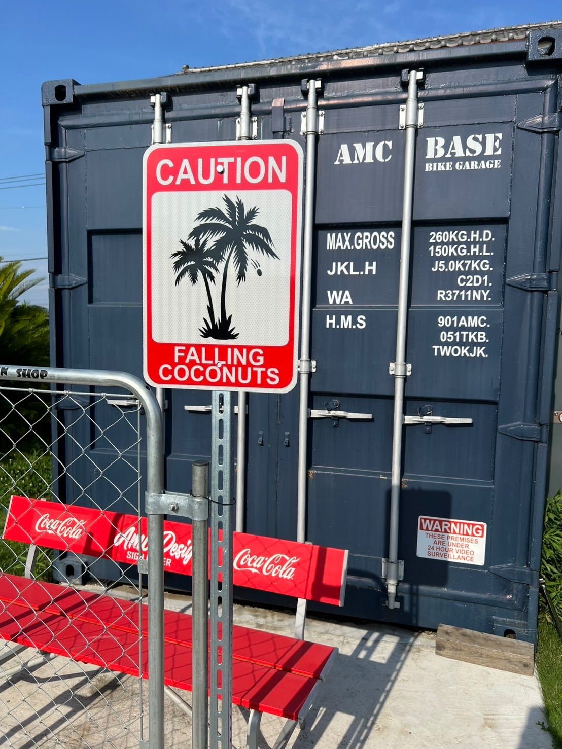 フォーリンココナッツロードサイン