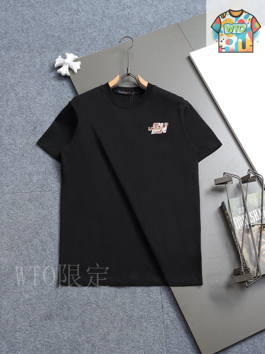 【胸元ゴールド刺繍がアクセント】Louis Vuitton上質ピケTシャツ 胸元ゴールド刺繍がアクセント】Louis Vuitton上質ピケTシャツ