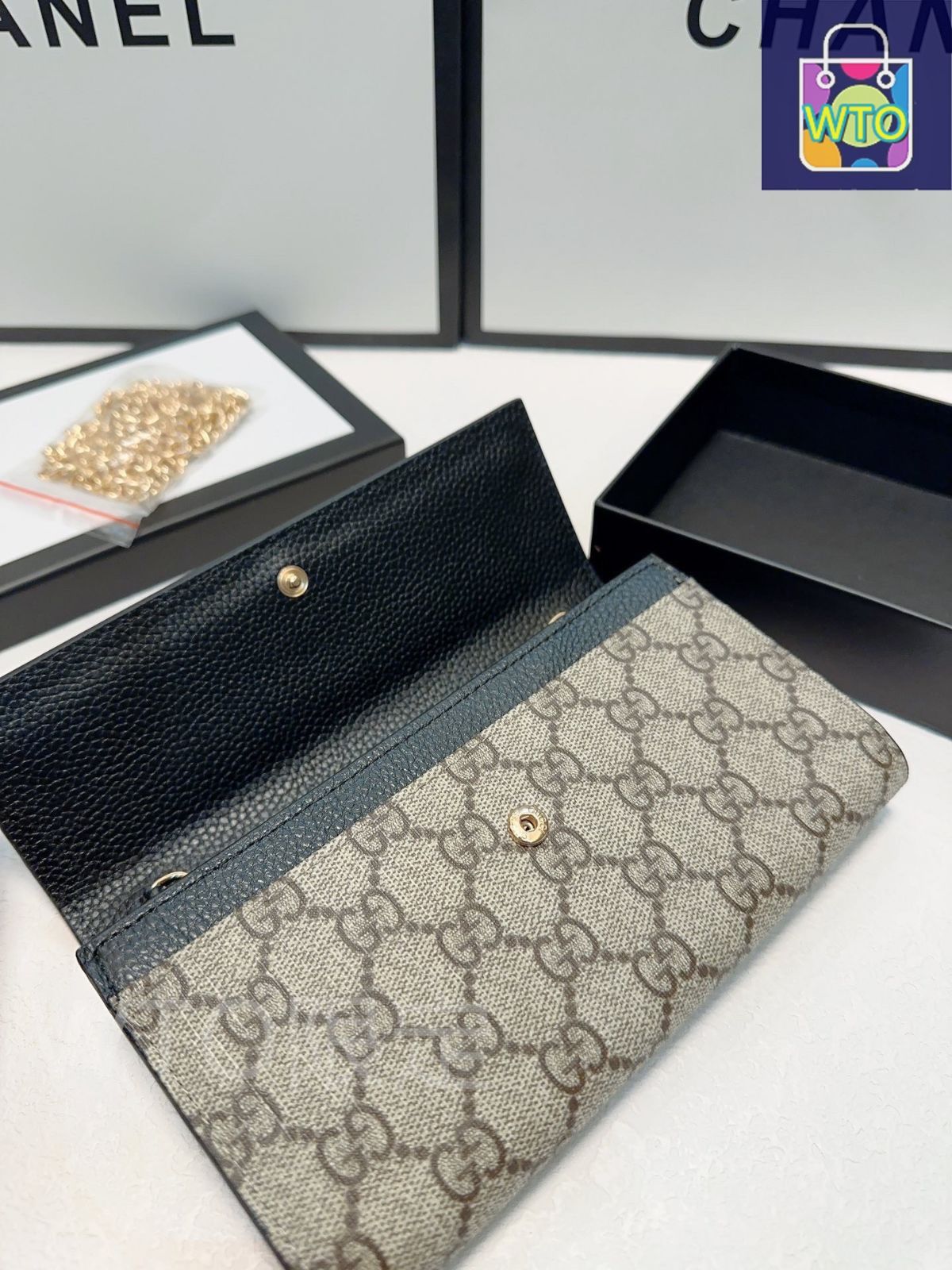 ショルダーウォレット レザーを使用した精巧なハードウェア付きデザイン