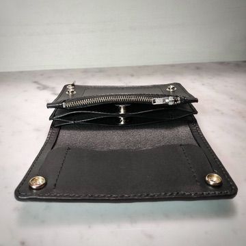 栃木レザー オイルレザー黒 札入れ付きミドルトラッカーウォレット 金具シルバー色 お札を折らないミドルトラッカーウォレット 栃木レザー オイル