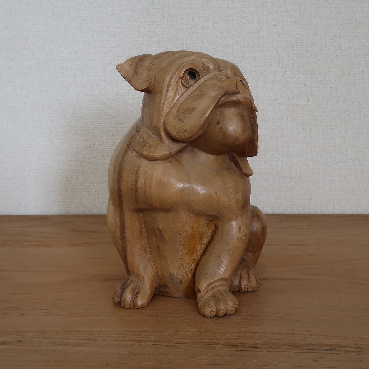 ブルドッグの木彫り 座像 25cm 木製 犬の置き物 オブジェ オーナメント