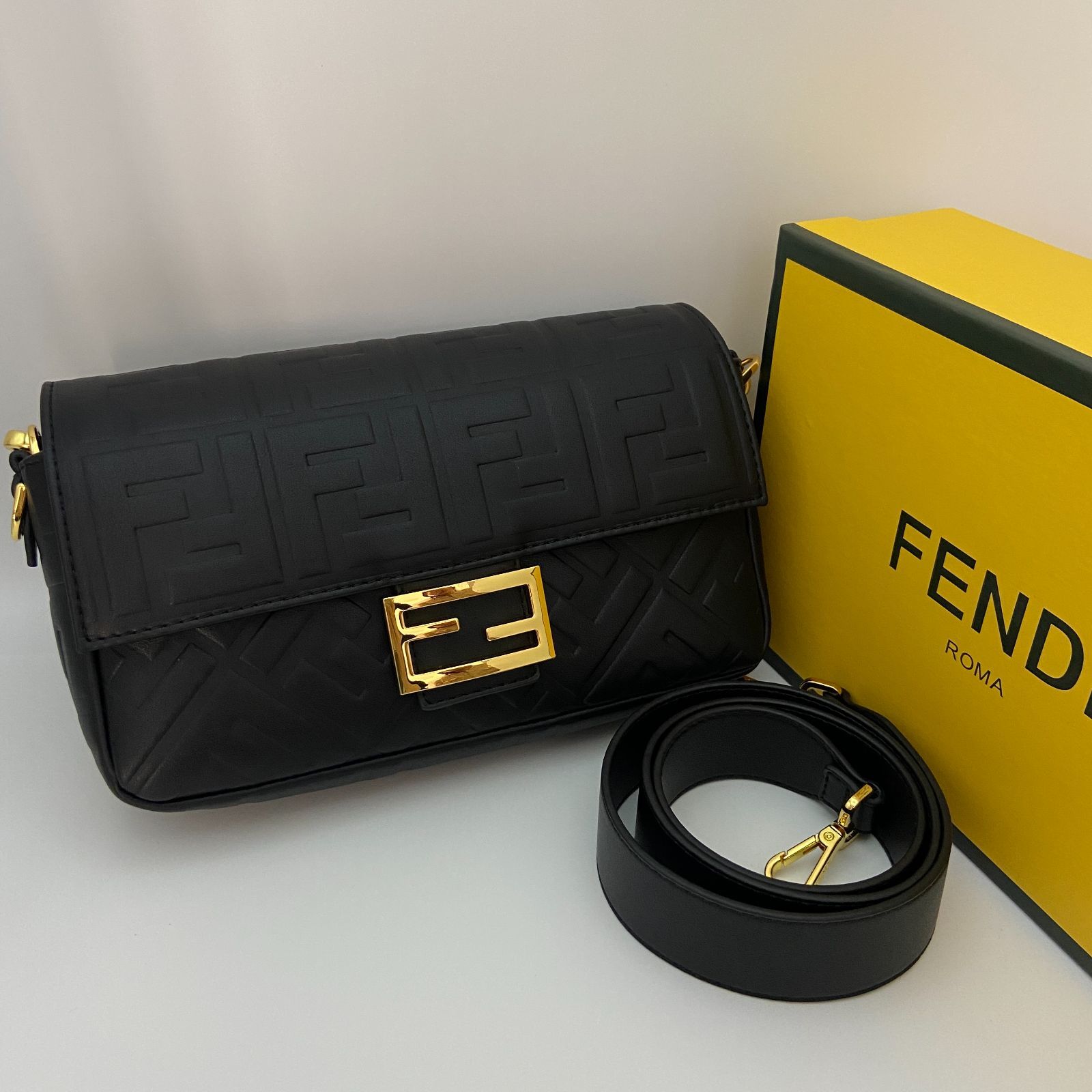 FENDI マンマバケット ショルダーバッグ