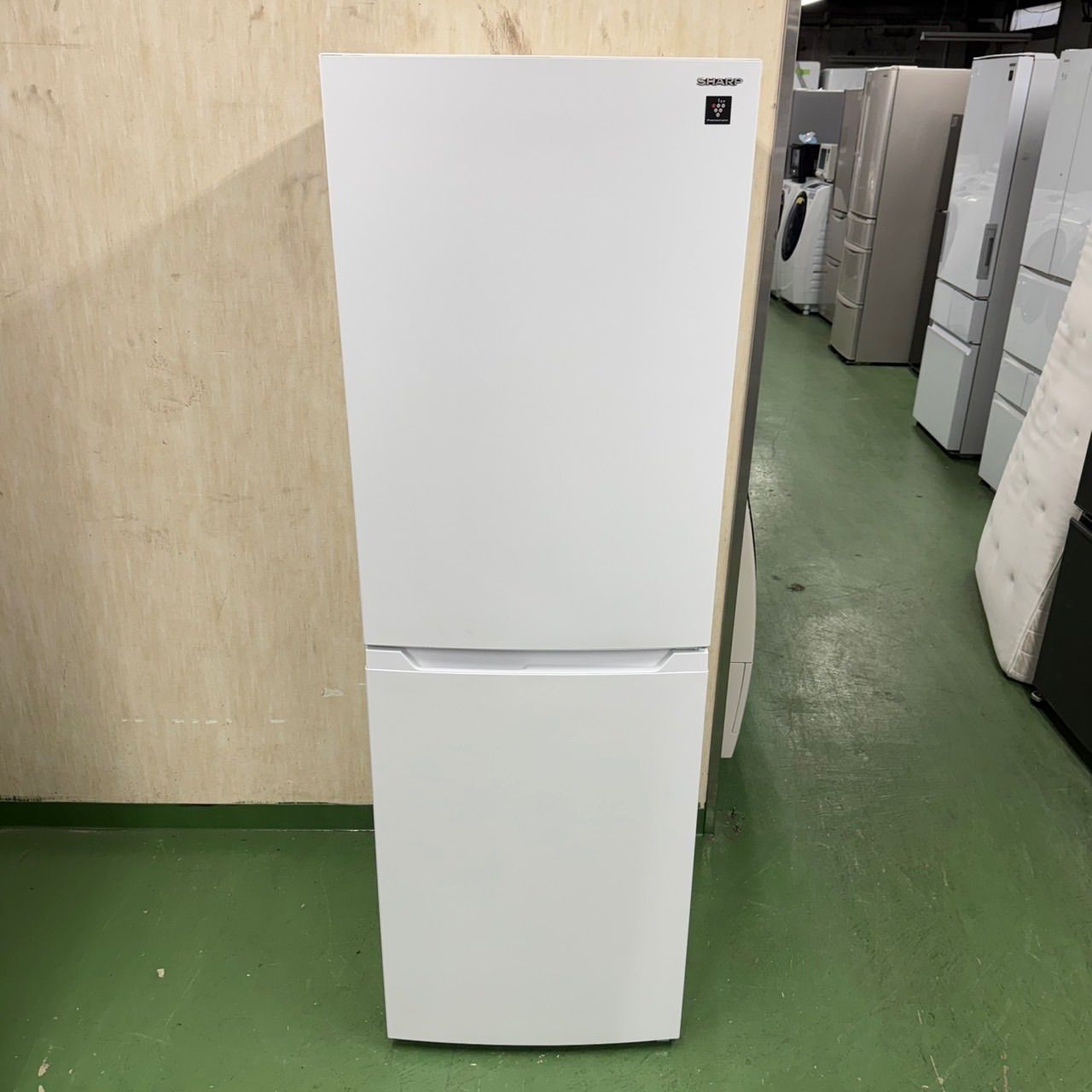 156 SHARP 製 中型 冷蔵庫 230 L 200 L強 小型 一人暮らし ホワイト