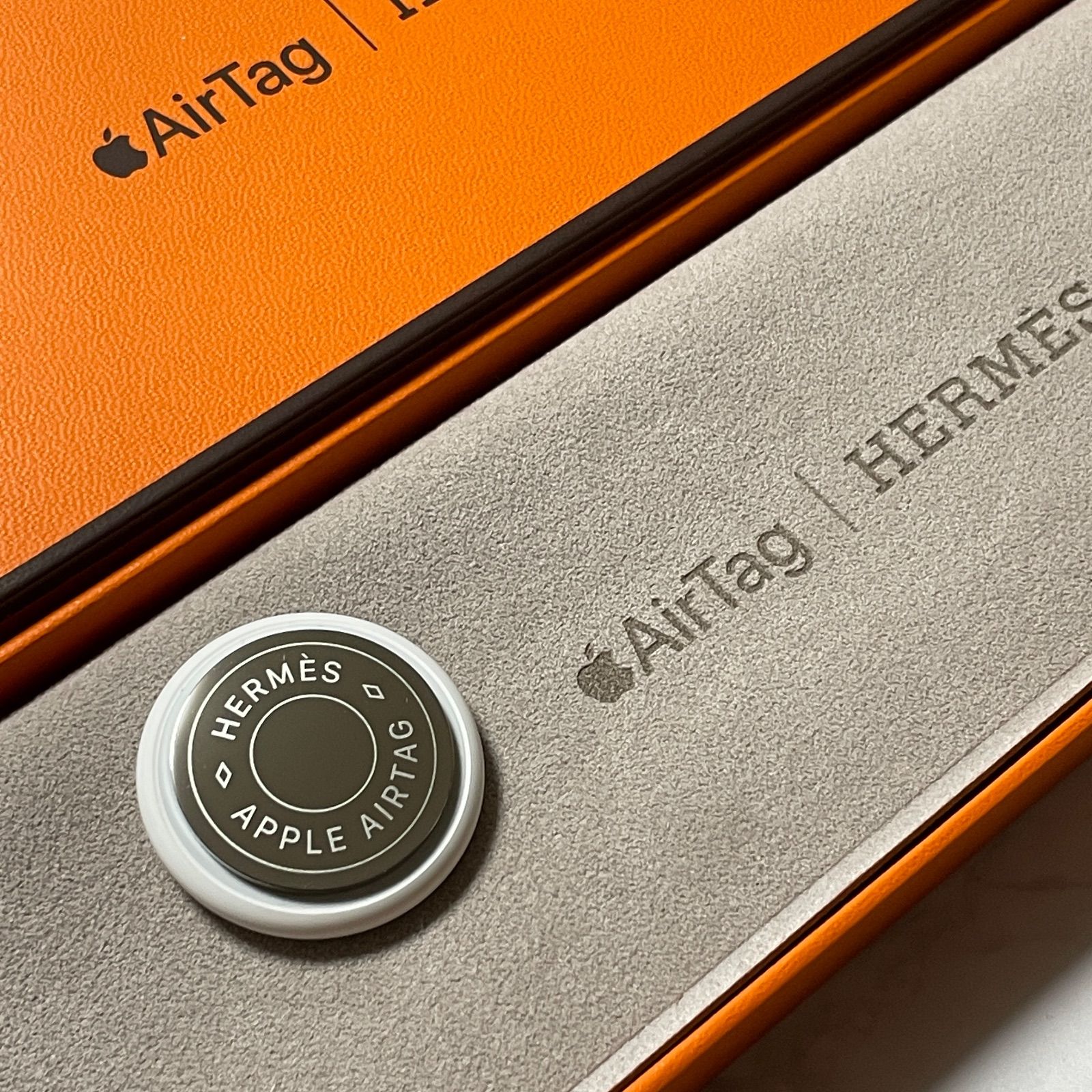 Apple アップル AirTag HERMES エルメス D刻印 バッグアクセサリー チャーム - メルカリ