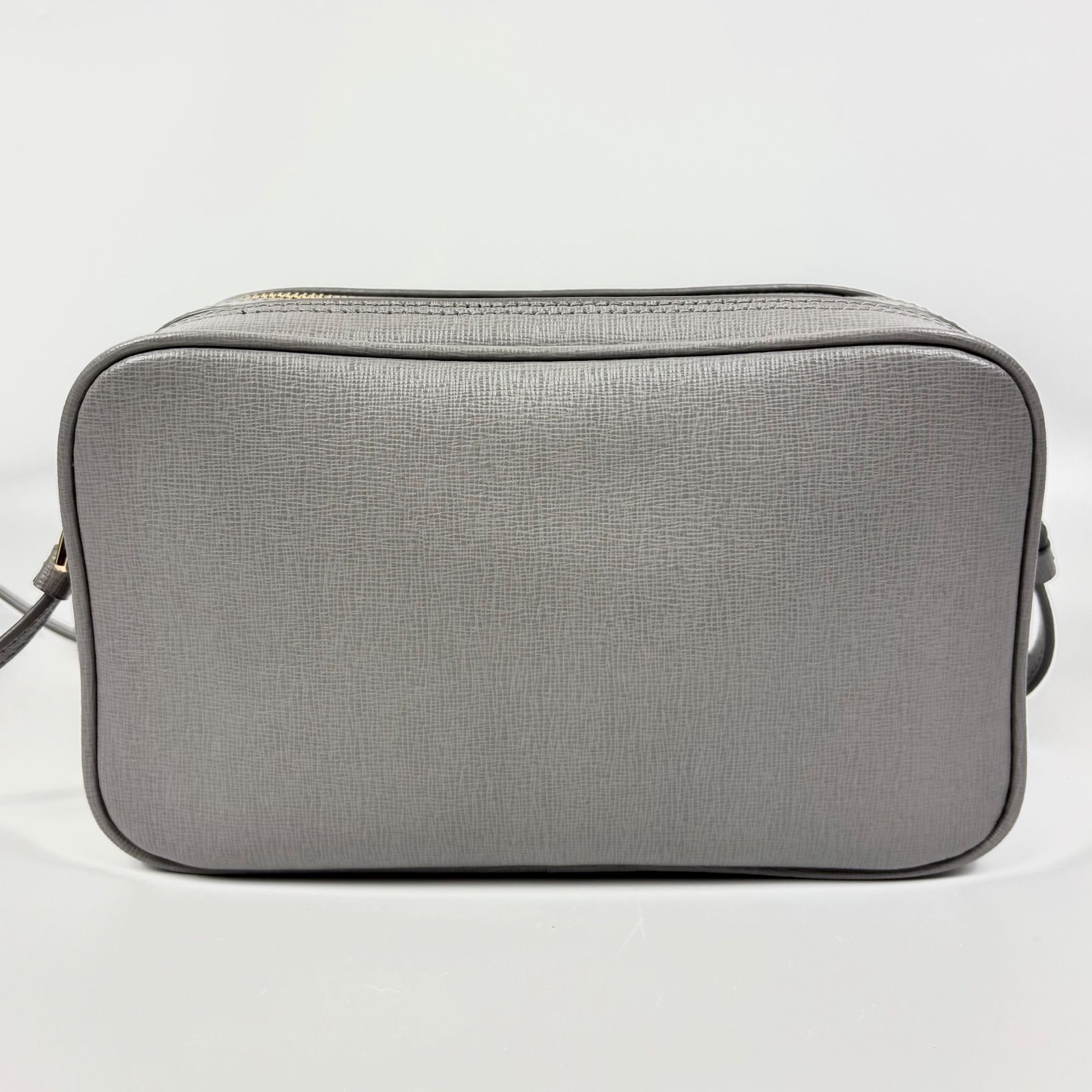 未使用級✨フルラ 現行 ショルダーバッグ リリー カメラ ロゴ レザー グレー FURLA フルラ リリー ショルダーバッグ 斜め掛け ライトグレー カメラ