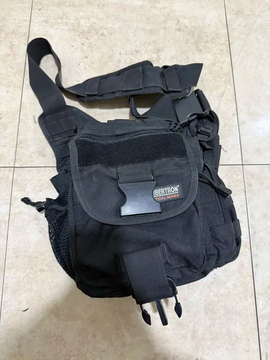 アイバートロン タクティカル ショルダーバッグ 販売