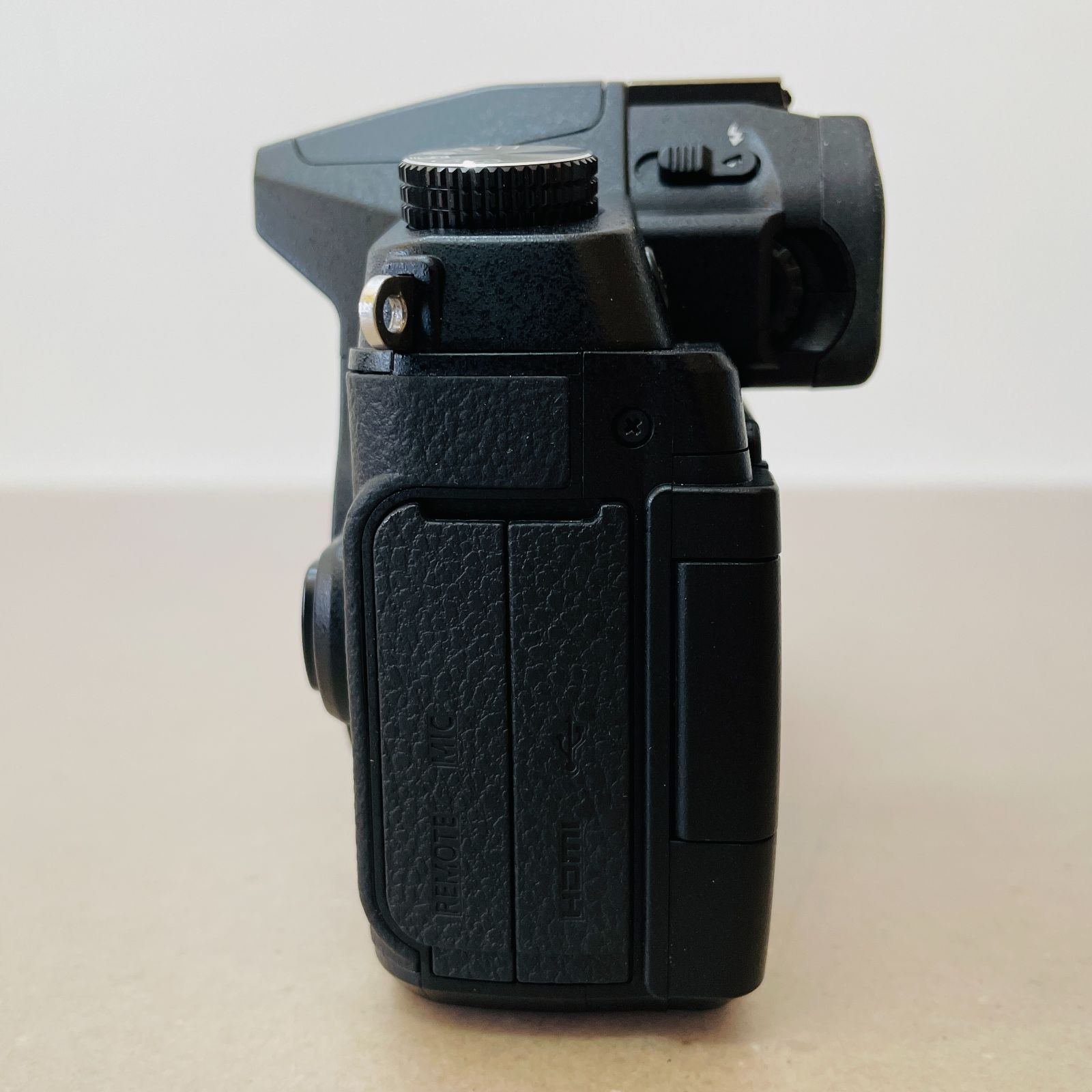 美品 Panasonic LUMIX G8 DMC-G8 シャッター回数2,098回 ボディ