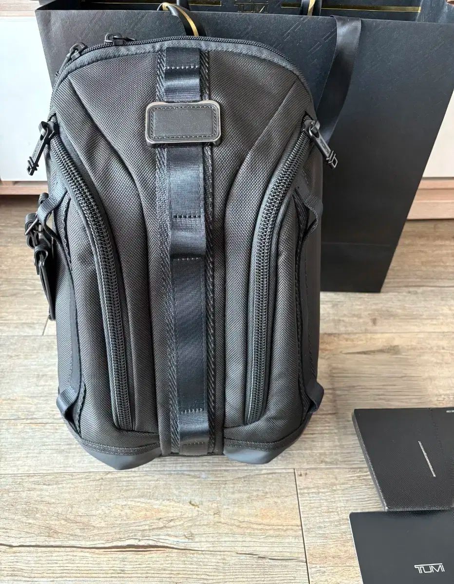 トゥミニューモデル アルファ 2way スリングバッグ TUMI