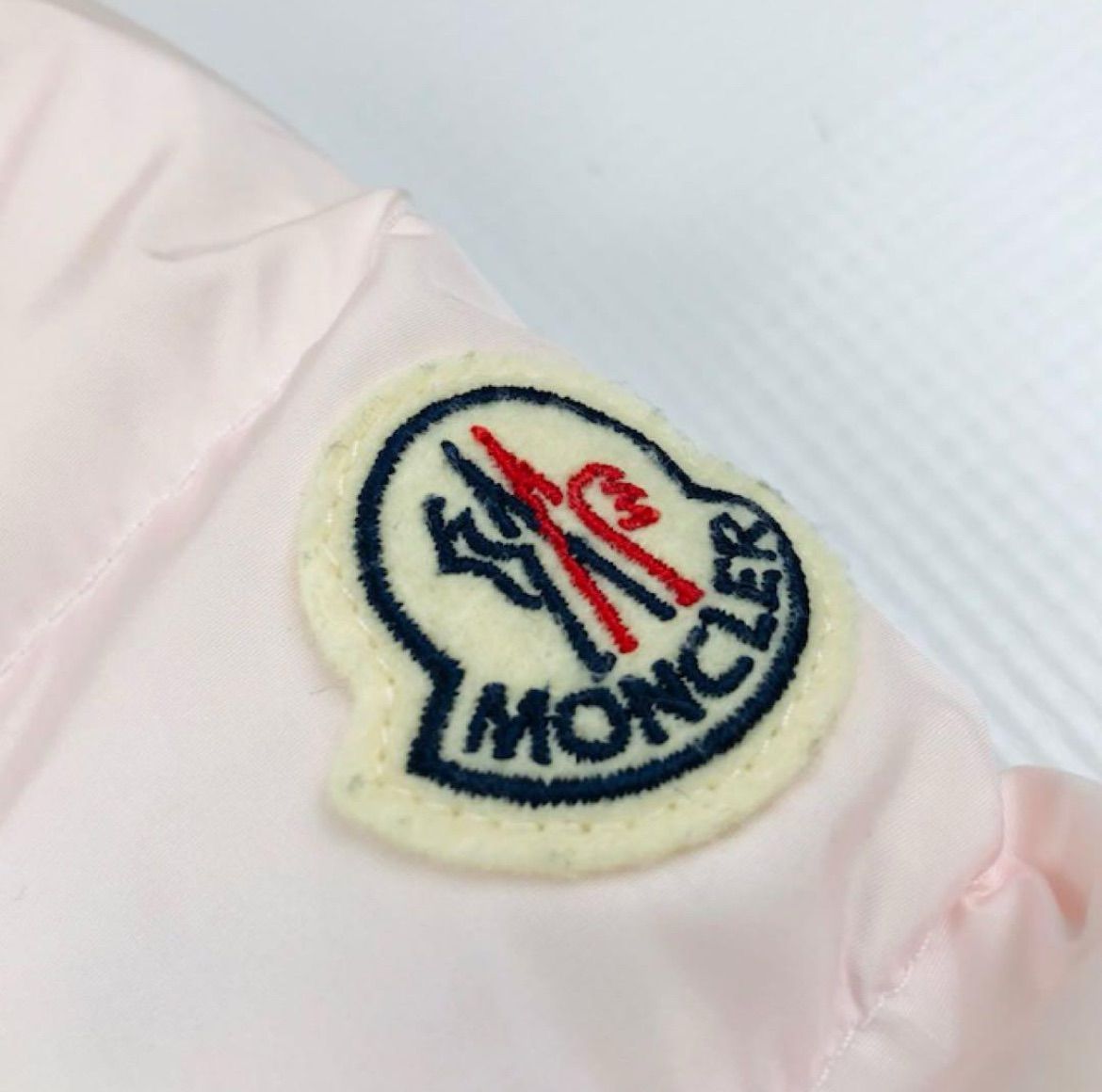 2025年新作アイテム登場。 MONCLER モンクレール CHARPAL ガールズ ブランドアイコンワッペン フード付き ダブルジップ ダウンコート 2019〜2020年モデル 10A キッズダウンジャケット チルドレン カジュアル ジャケット 秋冬物 アウター ブランド 新作入荷! 