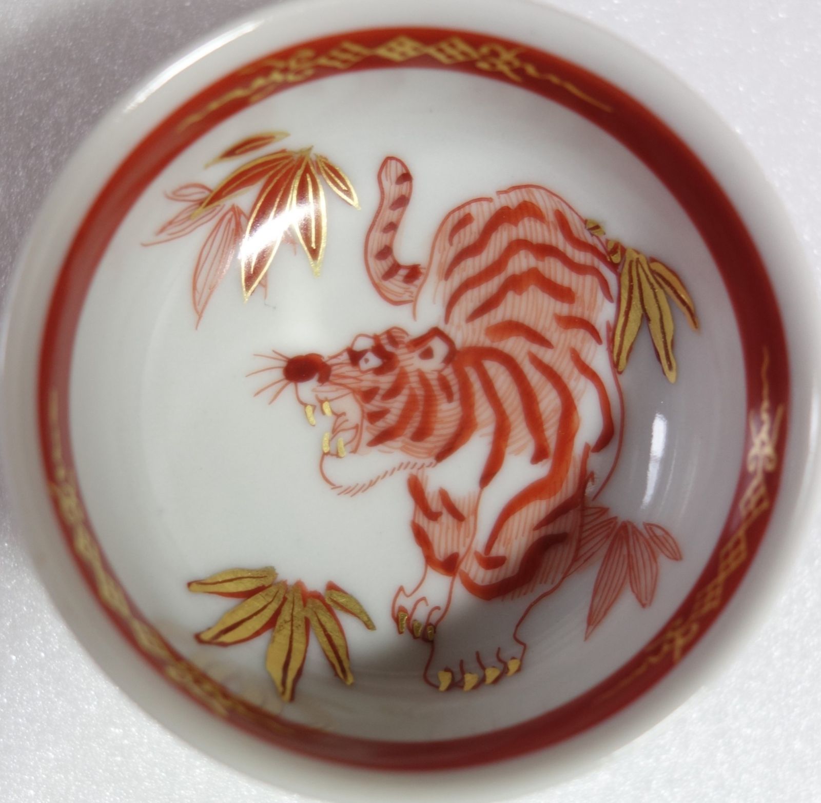 米久和彦 九谷焼 赤網金襴手稔宝尽クシ文 ぐい呑 未使用 九谷焼赤絵細描 米久窯 – By Emotion