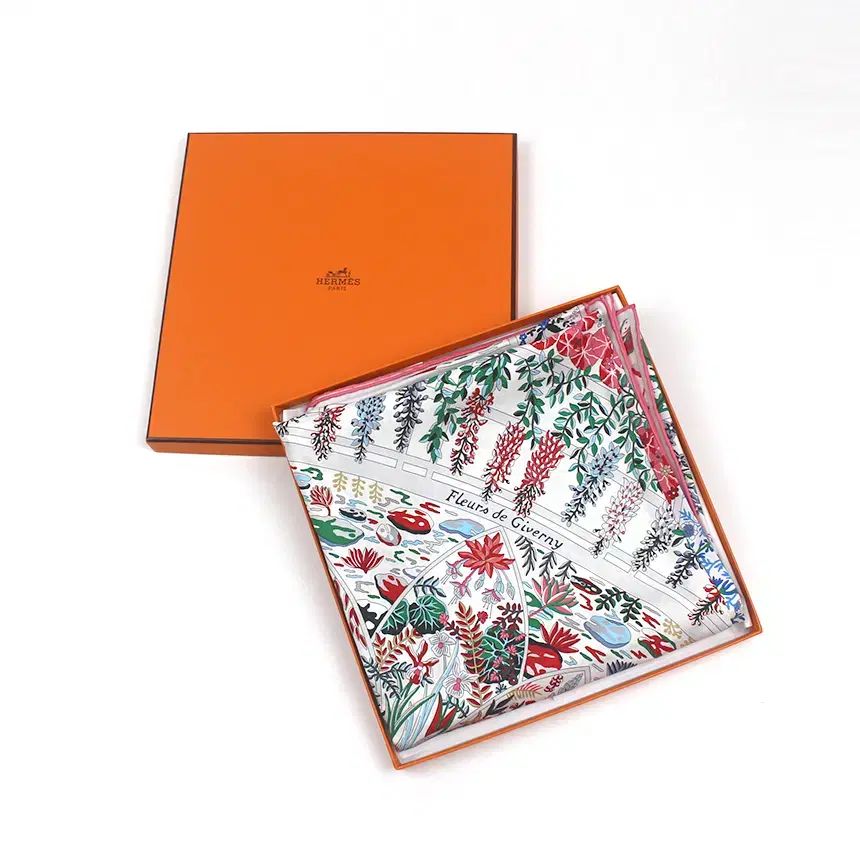 中古高級品 HERMES（エルメス) カレ 90 フルール デ ジベルニー シルク