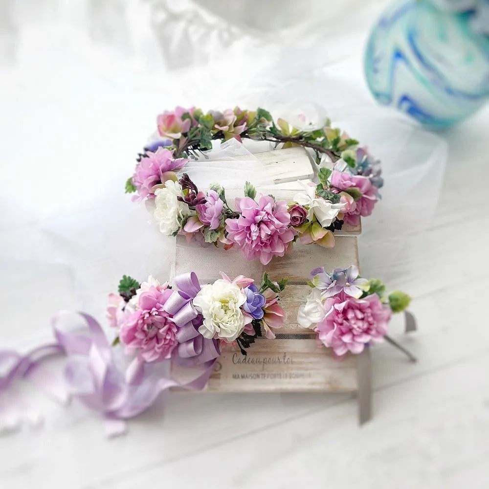 カウベルの優しい音色 白い花とコニファーの三日月リース クリスマス