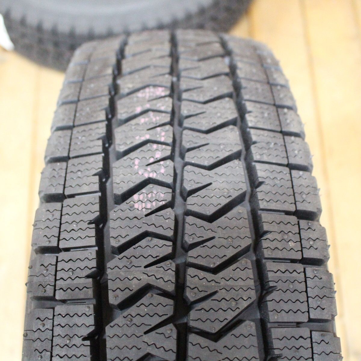 ②ブリヂストン　ブリザックVL10 新品　195/80R15 製造2025年！ ブリザック 在庫有 スタッドレスタイヤ 2025年製 195/80R15 107/105N