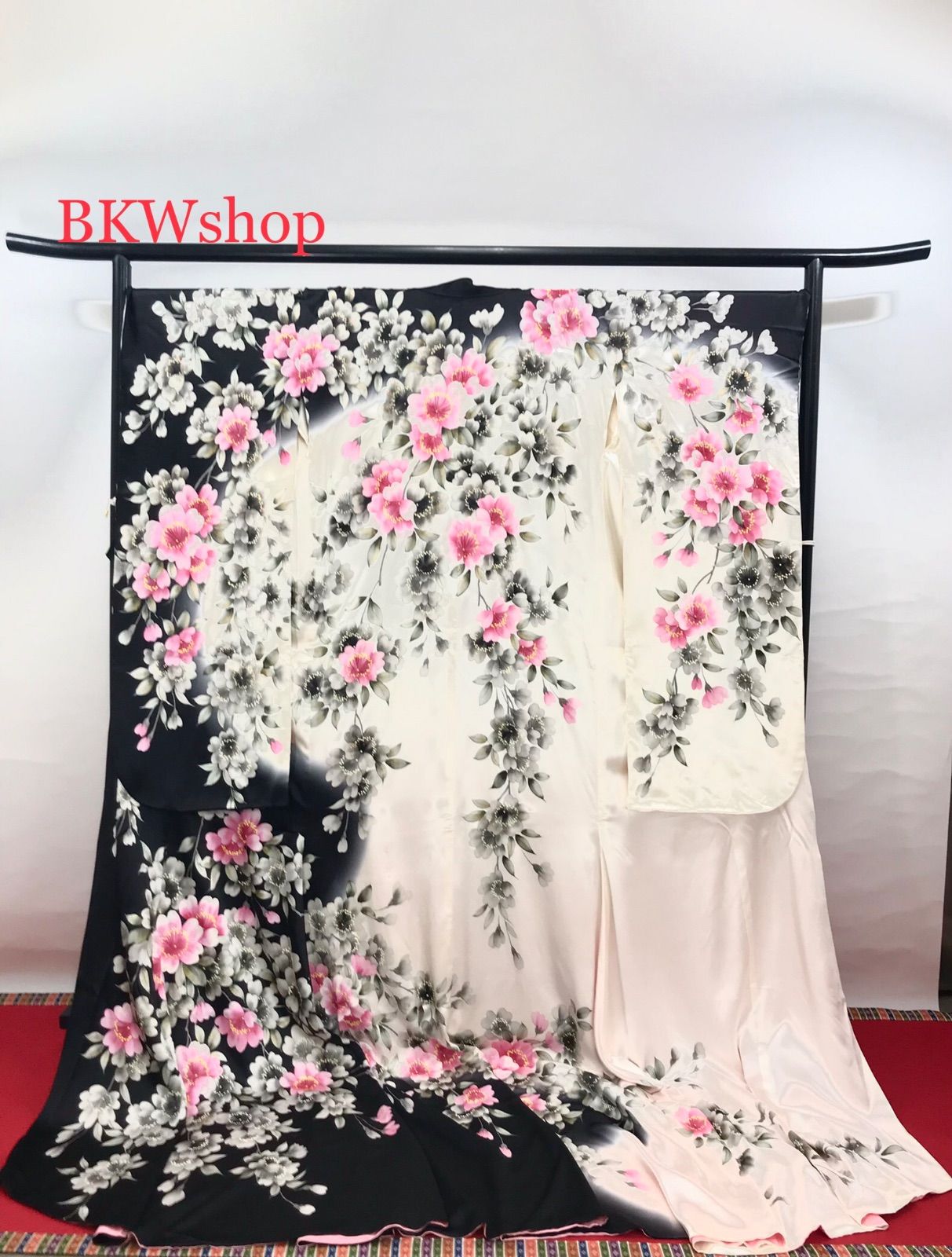 used 正絹 色打掛 白黒地 墨絵桜づくし 桂由美 結婚式 和装 花嫁