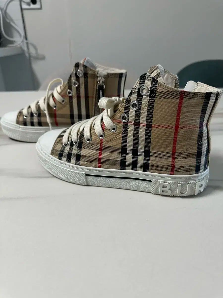 バーバリーハイトップ スニーカー
