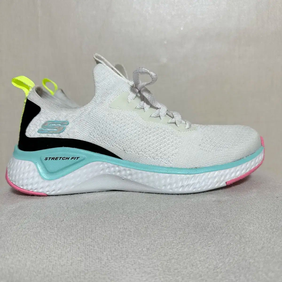 220 SKECHERS スケッチャーズ ソーラーヒューズ スリッポン
