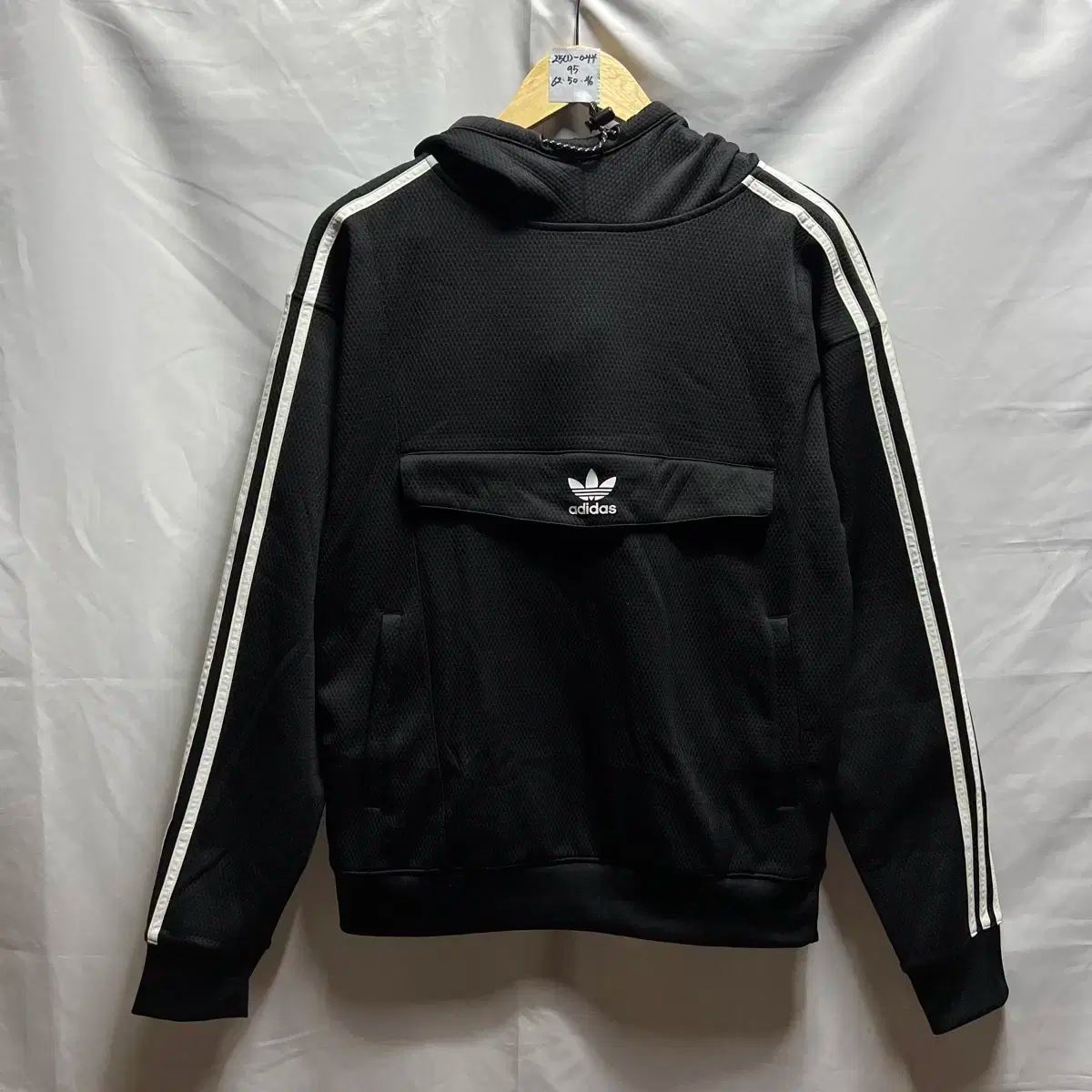 【雷市場（ポンジャン）商品韓国直送】 純正品/ 95 adidas(アディダス) ヨーロッパ ミドルロゴ フリース 裏起毛 黒 フード付きTシャツ