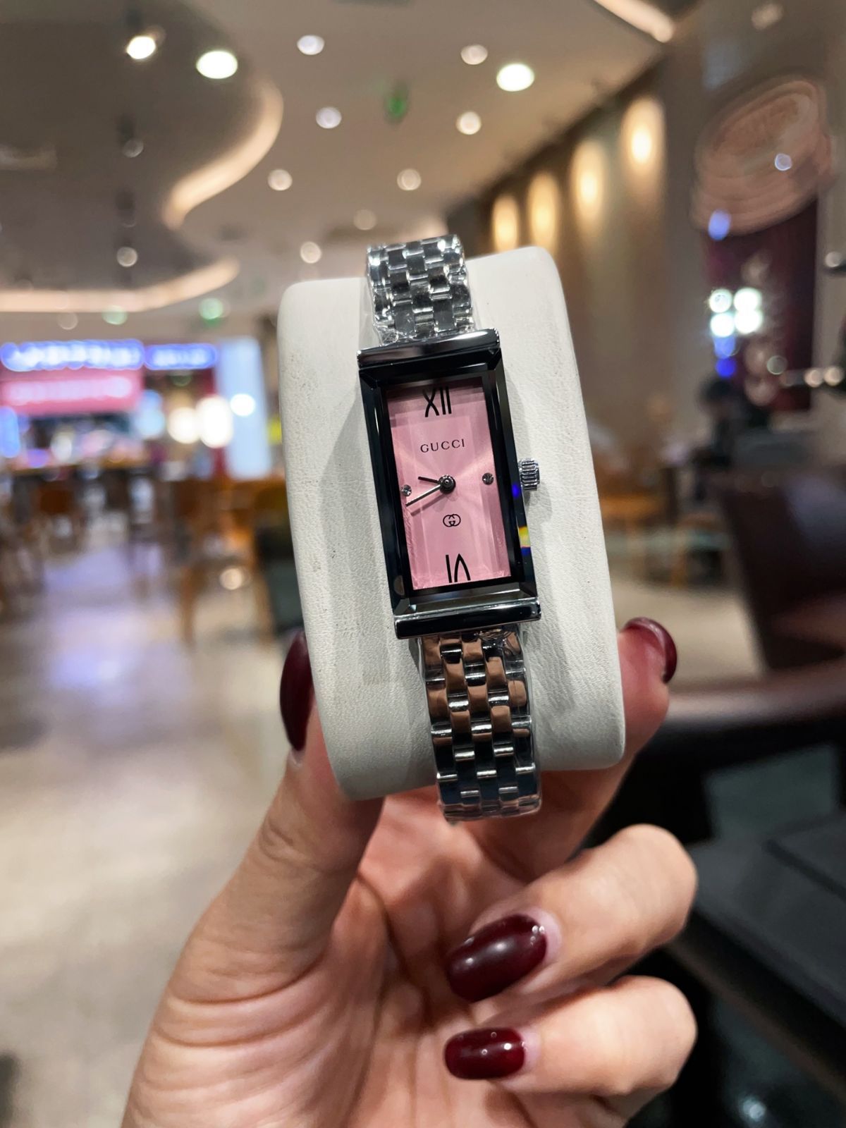 GUCCI スイス製 長方形ケース 時計　稼働品 今日特価】Gucci グッチ G-Frameシリーズ ?雅な長方形ケースを