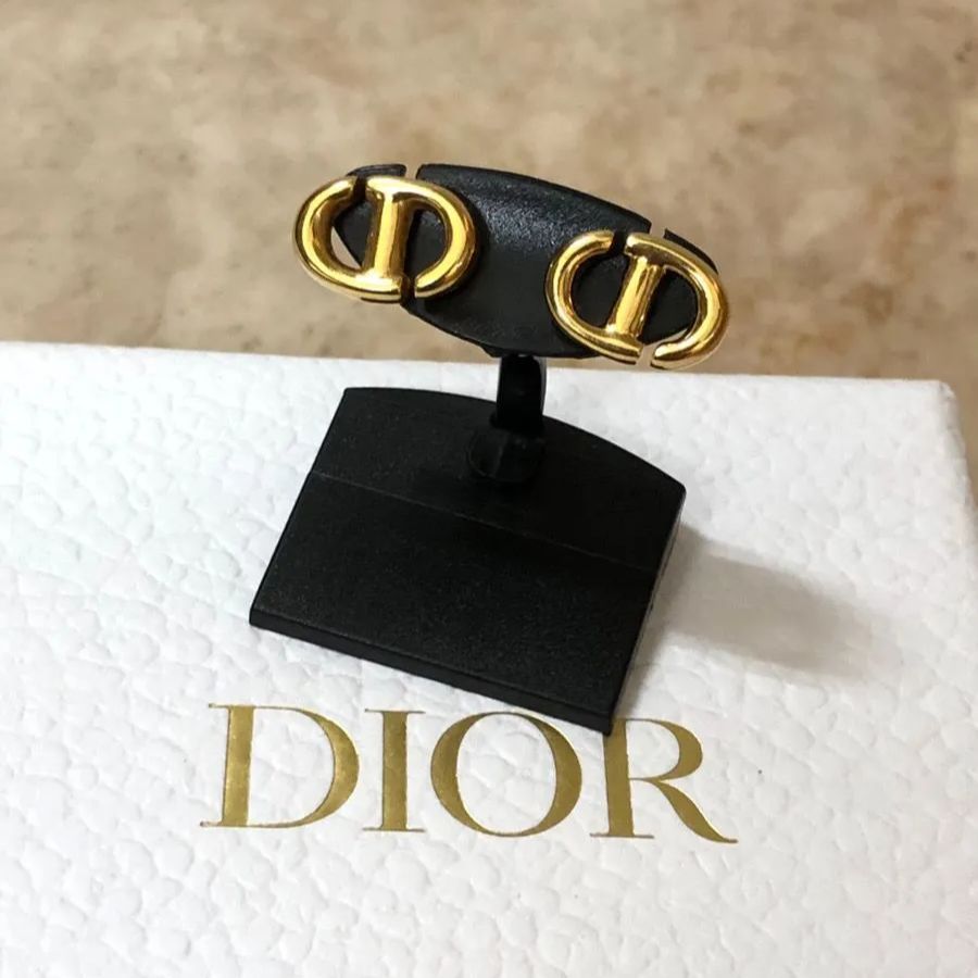 Dior CDロゴ ピアス(両耳用) Dior ディオール CDロゴ ピアス 両耳用 - メルカリ