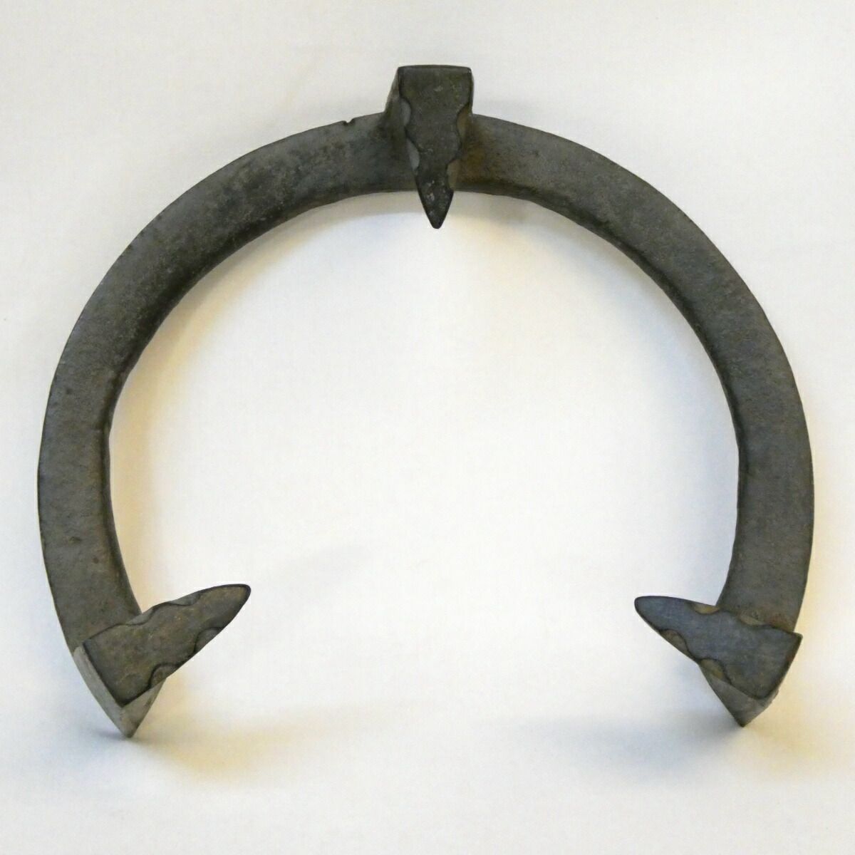 八月の特売品】京釜師 二代 吉羽與兵衛 作 中爪 風炉 五徳 7寸5