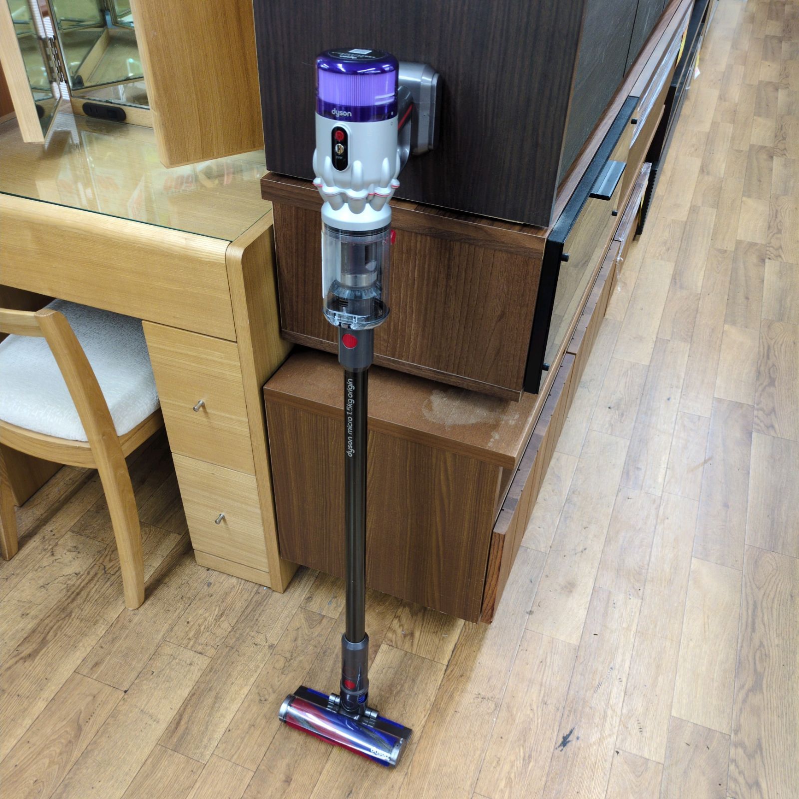 J219 ☆2023年製☆多少の使用感☆コードレス掃除機☆dyson☆SV21