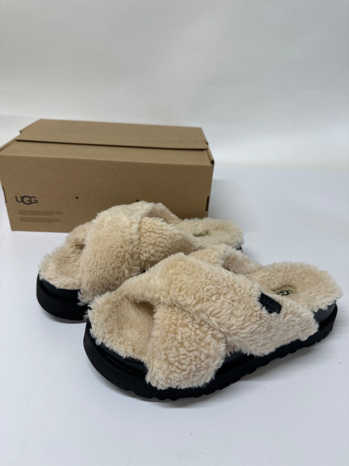 UGG サンダル【箱無し】 新品未使用】 UGG アグ サンダル ファズ シュガー クロス