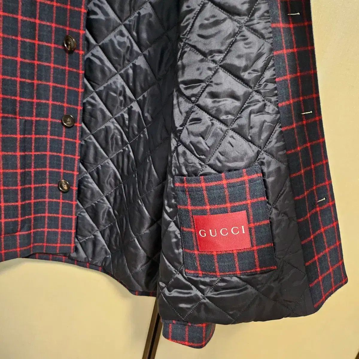 25新作 グッチ 刺繍入りブークレウールジャケット GUCCI(グッチ) 25 年 新作 ローズ刺繍 ウールジャケット 新品