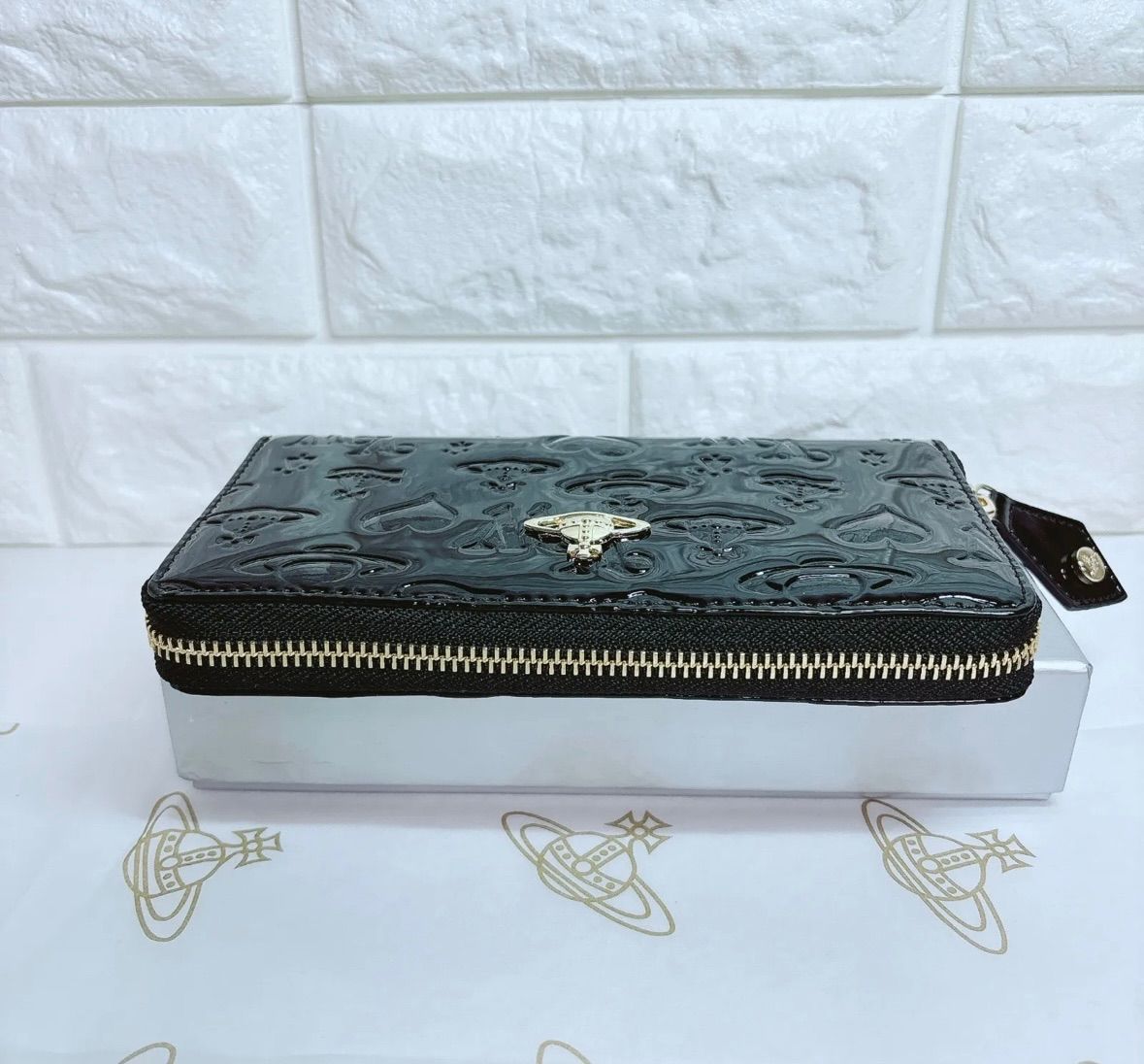 新品 ショッパー付】 ヴィヴィアン・ウエストウッド 長財布 エナメル