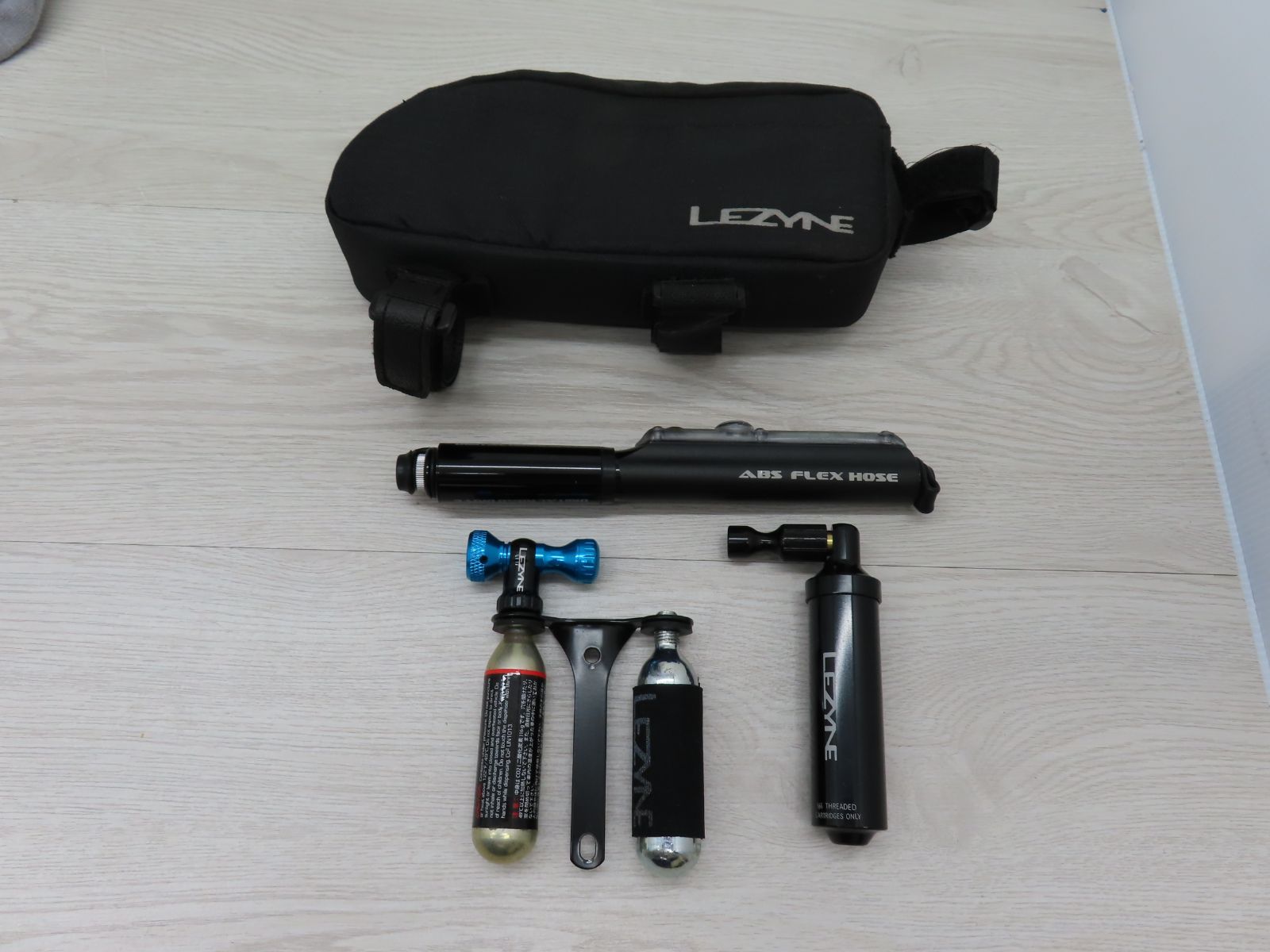 LEZYNE レザイン 自転車 CO2 インフレーター コントロールドライブCO2 ポーチ付き B6-78