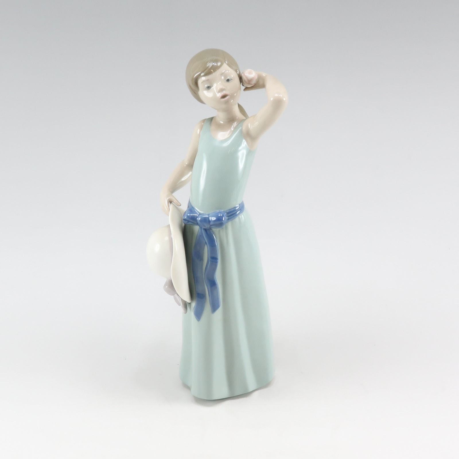 【再入荷】 Lladro】リヤドロ _ ポーセリン 5010 若草色の少女 なびかせて 置物